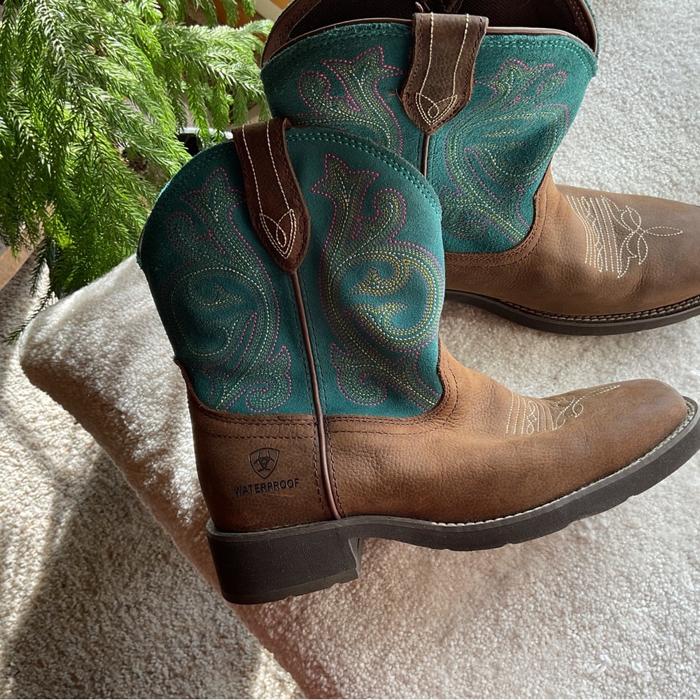 Ariat FATBABY Brown Leather Footwear with teal accent and stitching, nearly NEW